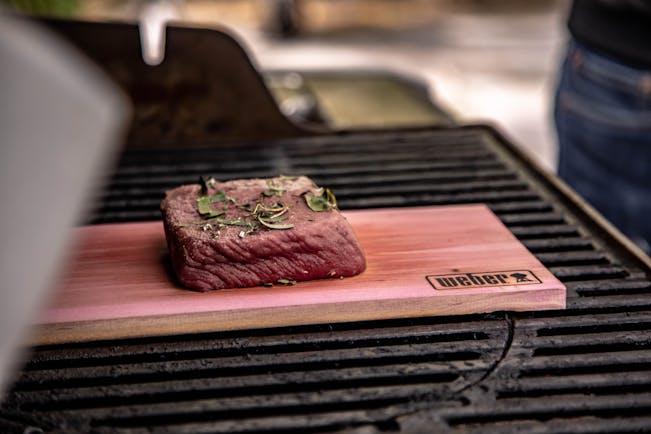 Extra aroma's op de BBQ door een cederhouten rookplank