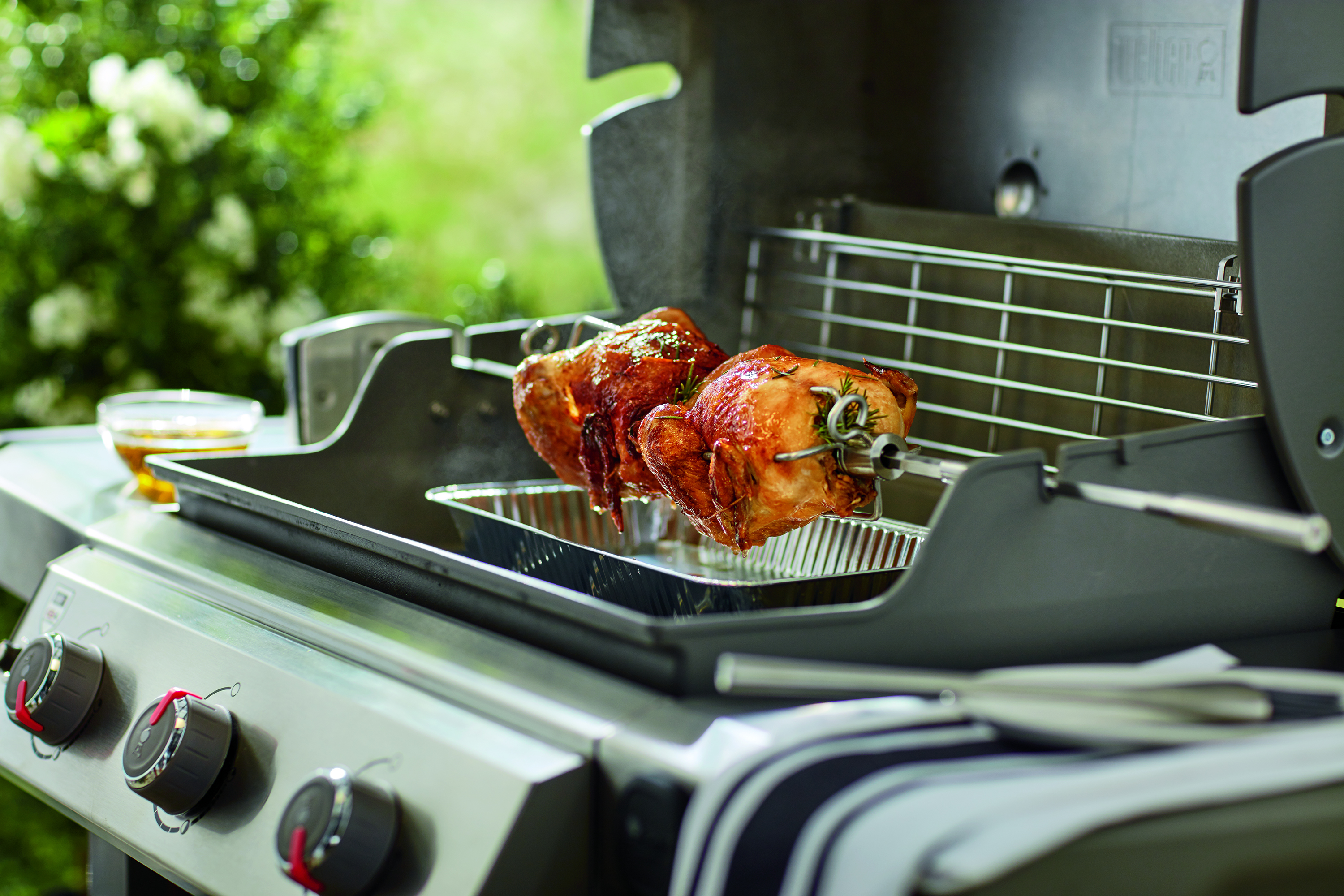 Une Rôtissoire Au Barbecue Et Des Dizaines De Possibilités