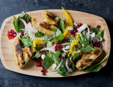 Chicken Wings-Salat mit Feta und Granatapfel-Vinaigrette