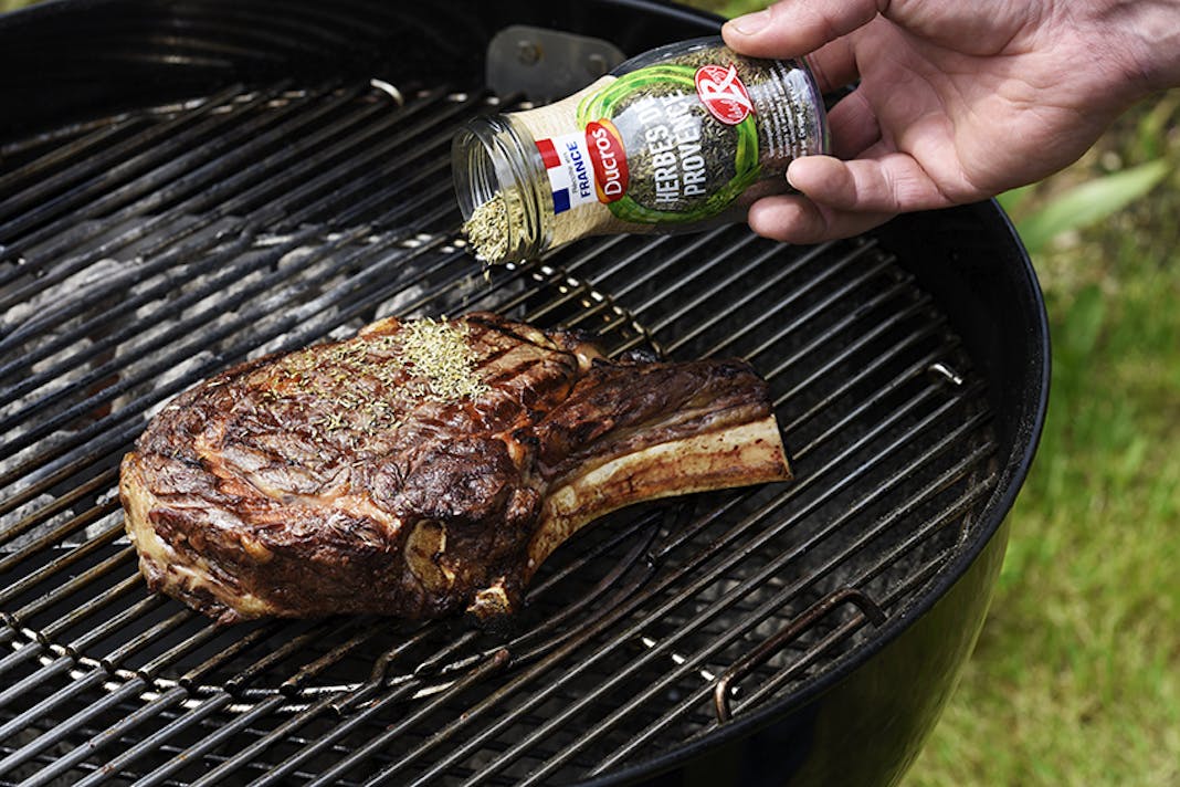 Cuisson Barbecue Cote De Boeuf Reussir Sa Cote De Bœuf Au Barbecue Weber Avec Les Epices Ducros Cuisson Barbecue Cote De Boeuf Reussir Sa Cote De Bœuf Au Barbecue Weber Avec Les Epices Ducros