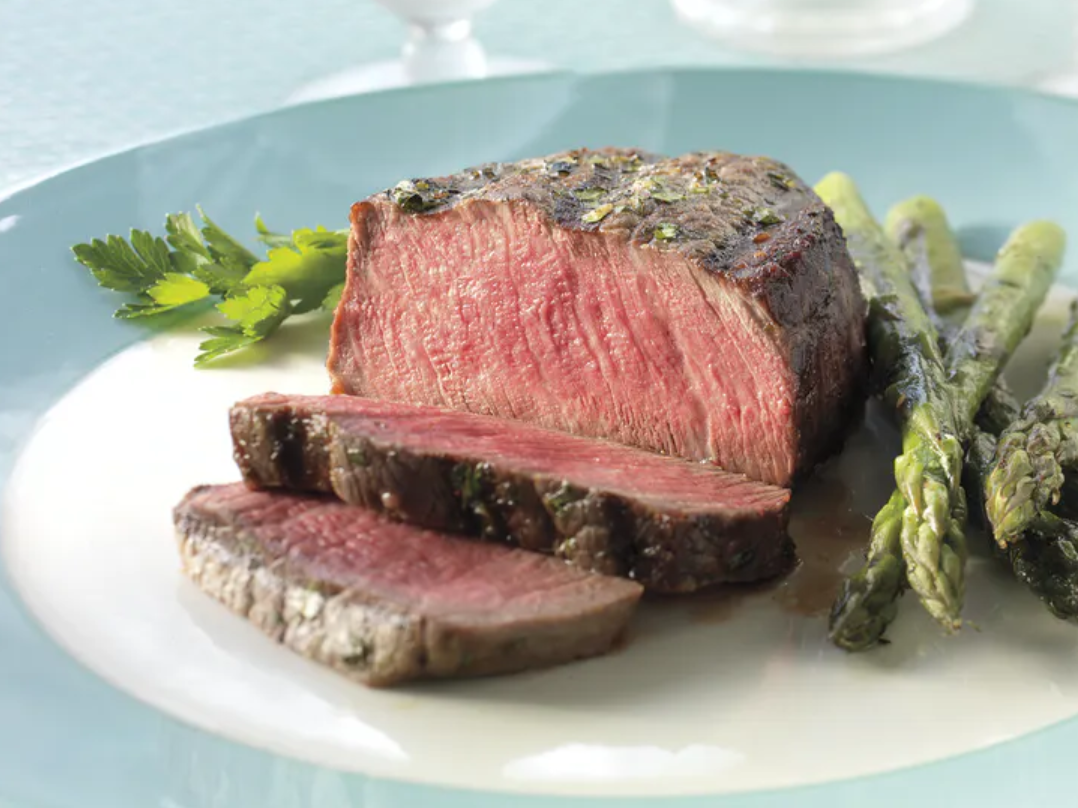 Filet Mignon Steaks Mit Zitronen Petersilie Und Spargel