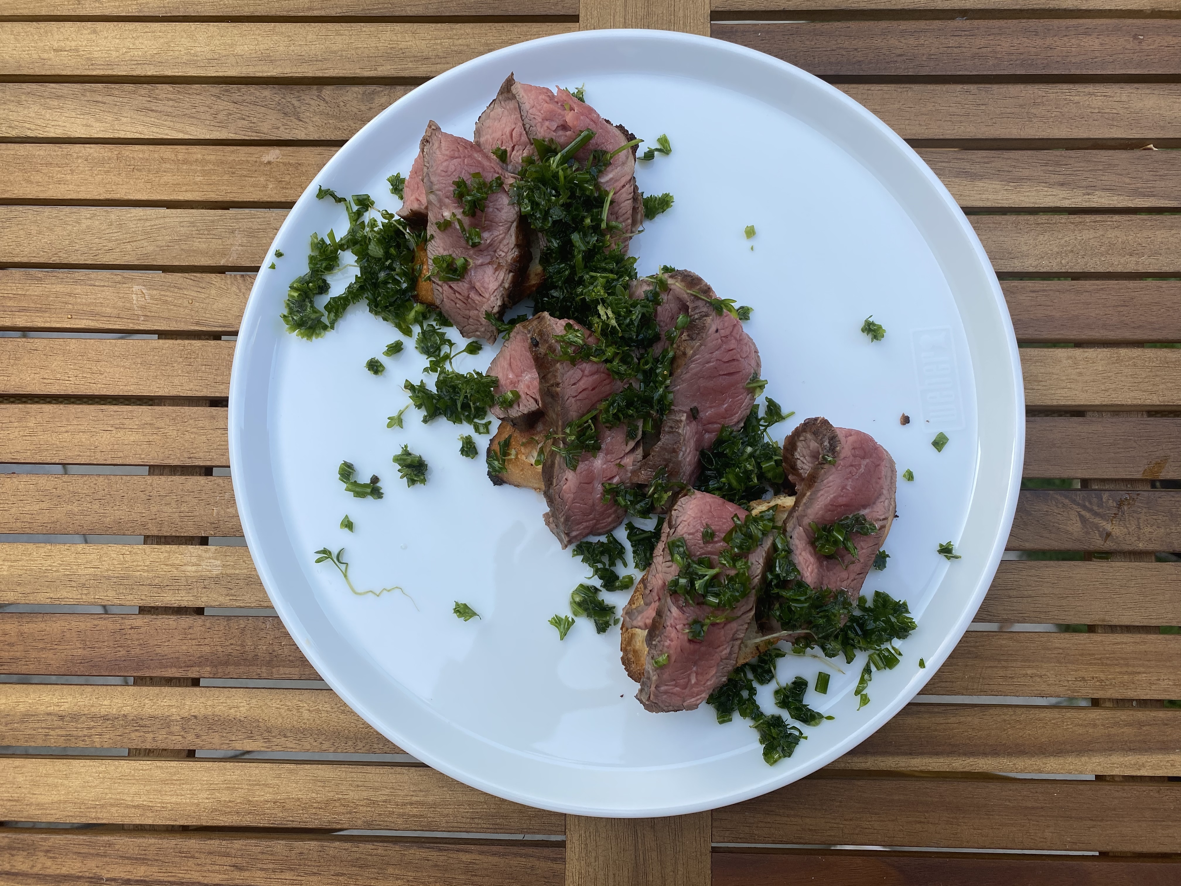 Kräuter-Flanksteak auf Röstbrot