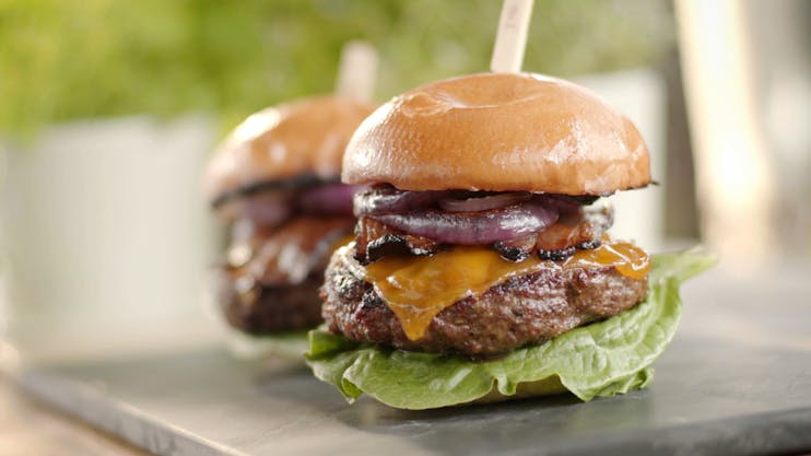 Enkel og velsmakende grillrett som har vært elsket i århundrer - Den perfekte hamburgeren