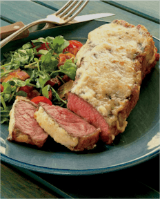 Steaks contre-filets en croûte de raifort avec salade de tomates et bacon