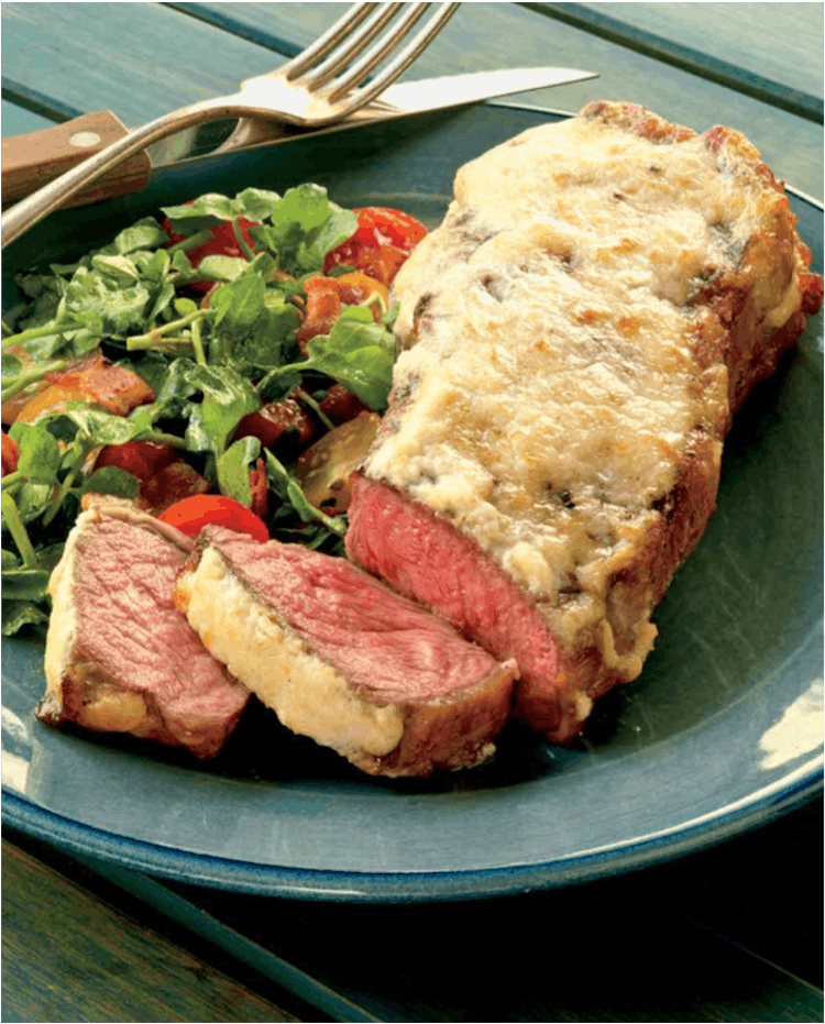 Steaks contrefilets en croûte de raifort avec salade de tomates et bacon Recipes