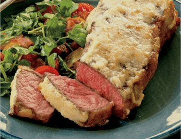 Steaks contre-filets en croûte de raifort avec salade de tomates et bacon