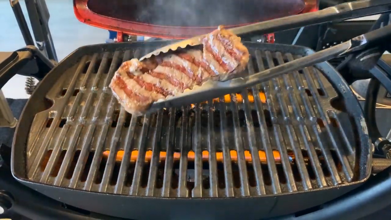 Weber® Q キャンプQガスグリルを使って、おいしいステーキを作
