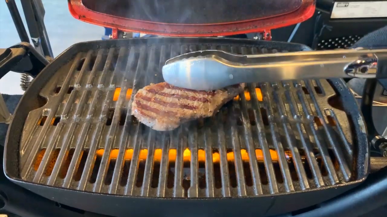 Weber® Q キャンプQガスグリルを使って、おいしいステーキを作