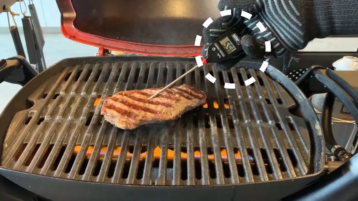 Weber® Q 1250（キャンプQ）ガスグリルを使って、おいしいステーキを作 