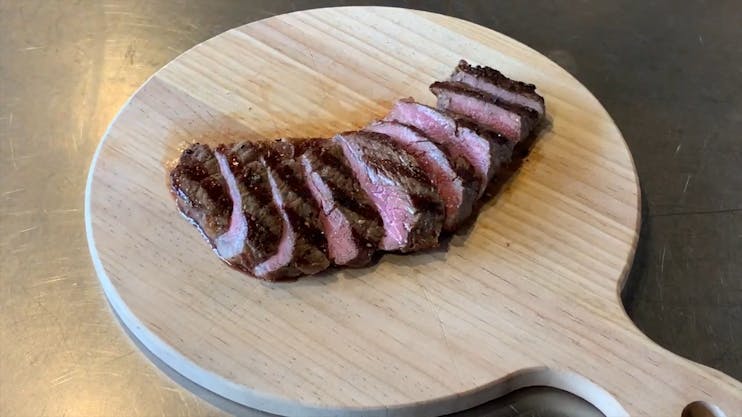 Weber® Q 1250（キャンプQ）ガスグリルを使って、おいしいステーキを作ろう！