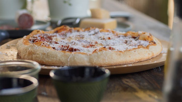 Italiensk klassiker med fyldig tomatsauce og sprøde kanter - Pizza på grillen