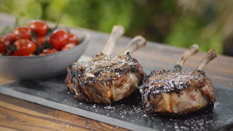 Grillede svinekoteletter med en tvist - Svinekoteletter med bein