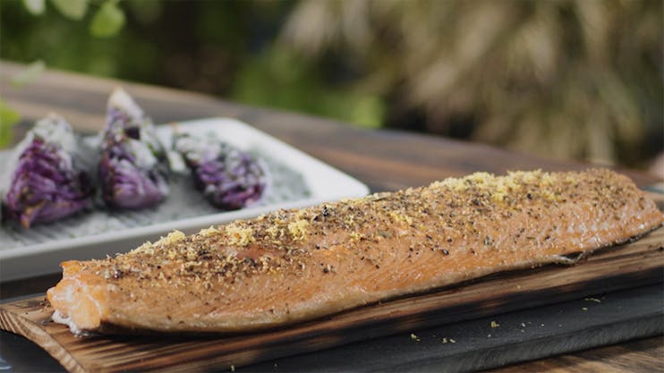 En klassisk, norsk delikatesse – krydret til perfeksjon - Varmrøkt laks på grillen