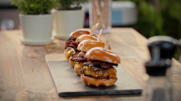 Krispig grillklassiker som får de flesta smaklökar att jubla - Smashed baconburgare