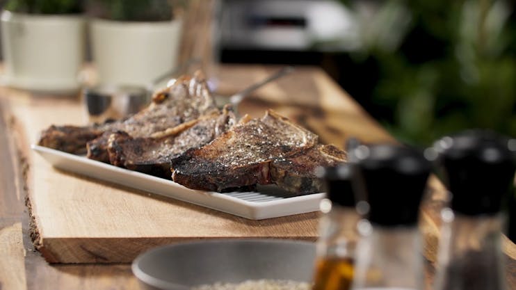En amerikansk klassiker med uimodståelig kødsmag - T-bone steaks med bearnaisesovs