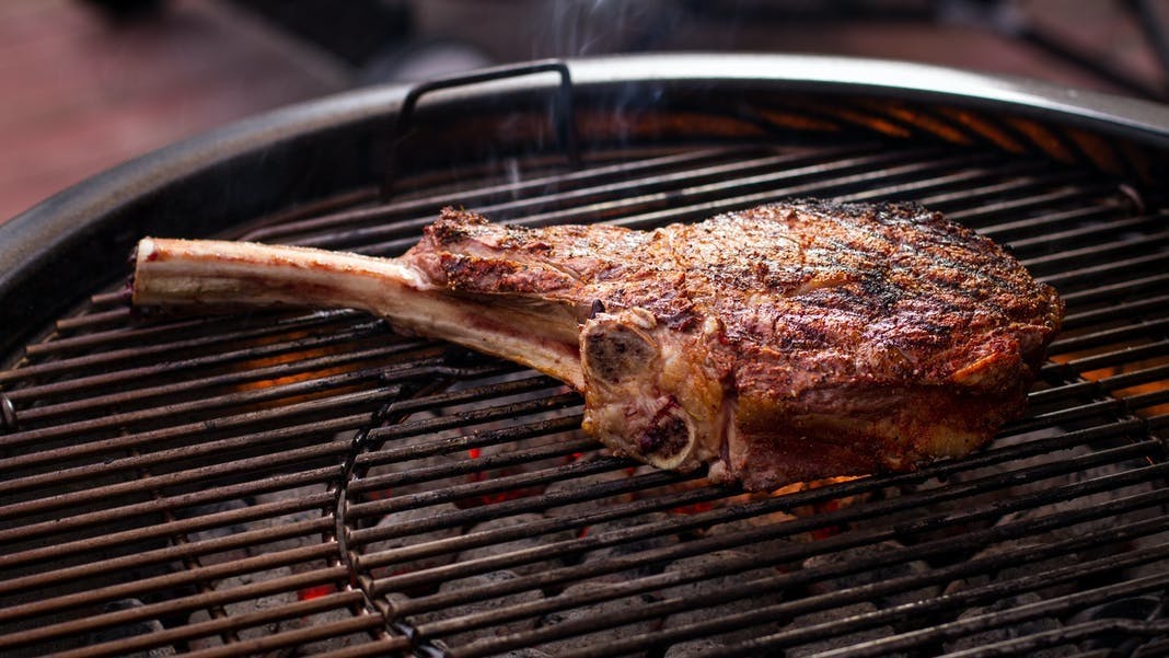 Tomahawk steak bereiden op de BBQ In 6 stappen er