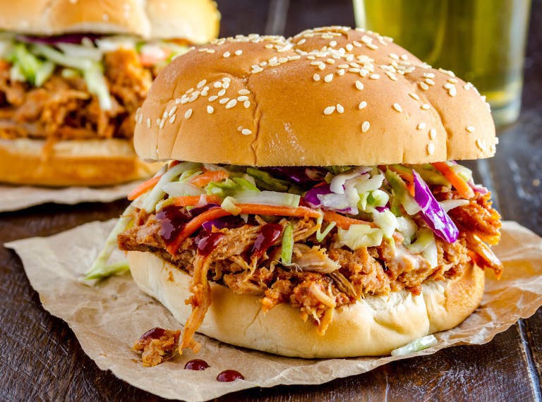 Pulled Pork Burger mit Cole Slaw (Krautsalat) und einer BBQ-Sauce