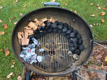 Minion-Ring im Kugelgrill für langes indirektes Grillen