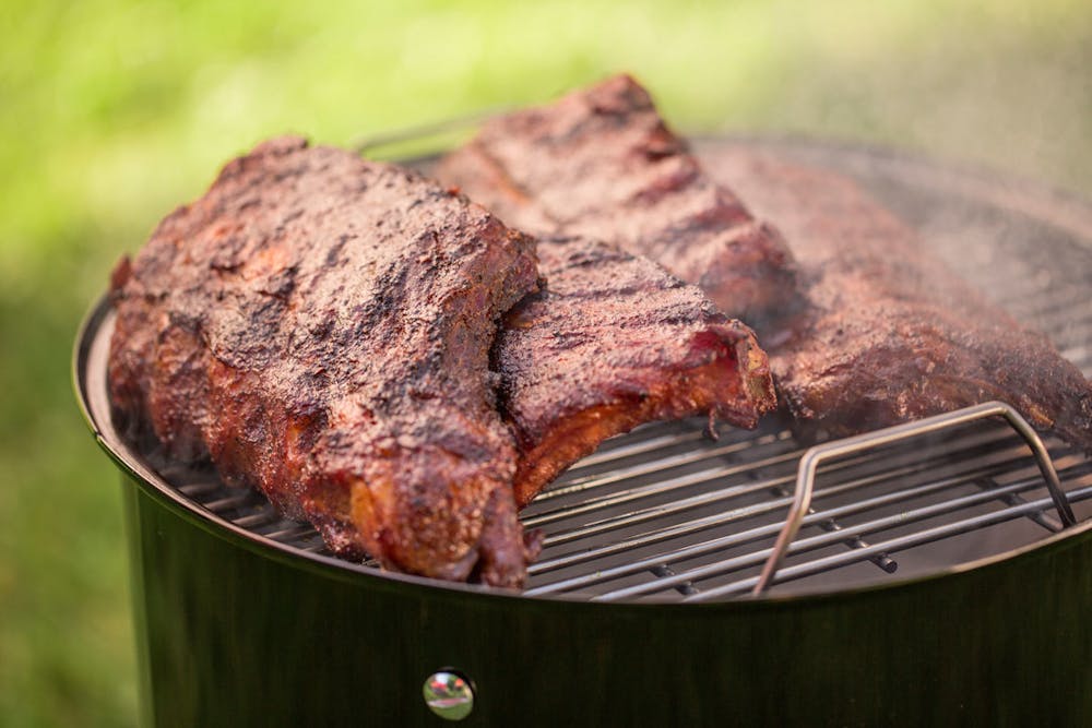Spareribs in Rub auf dem rauchenden Grill