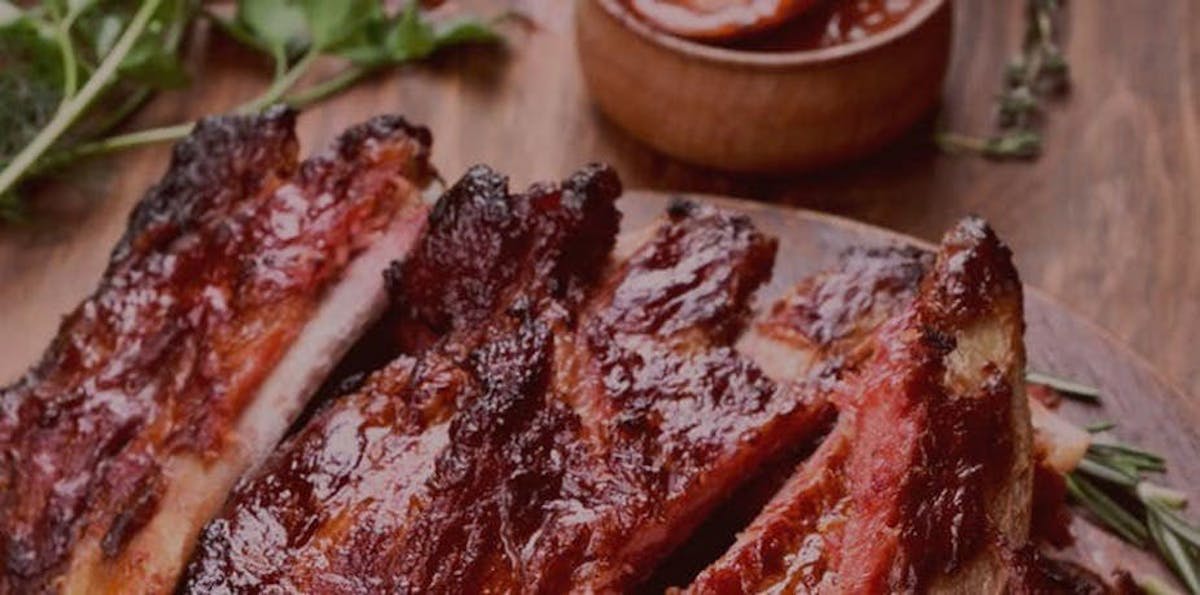 Saftige Spareribs in Marinade gegrillt