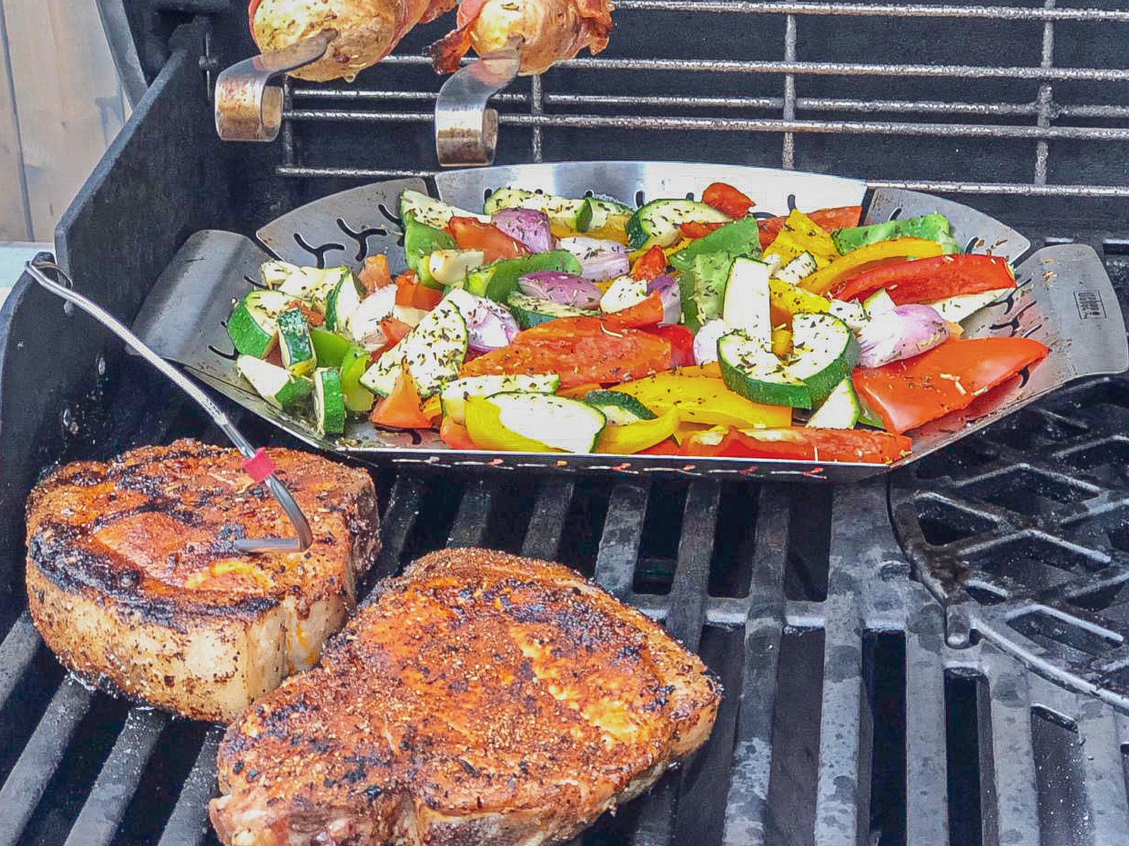 Kotelett Mit Bacon Kartoffel Spießen Und Grillgemüse