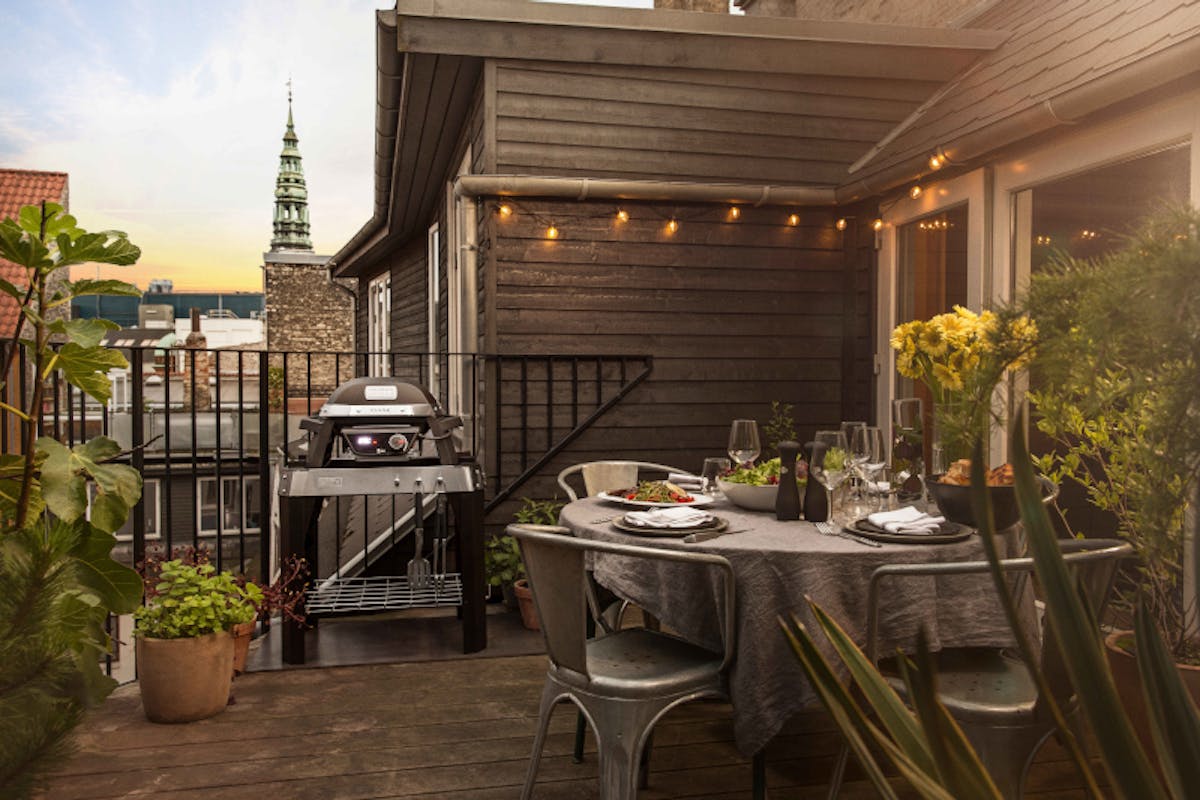 Entspanntes Grillen auf dem Balkon mit Weber Pulse Elektrogrill
