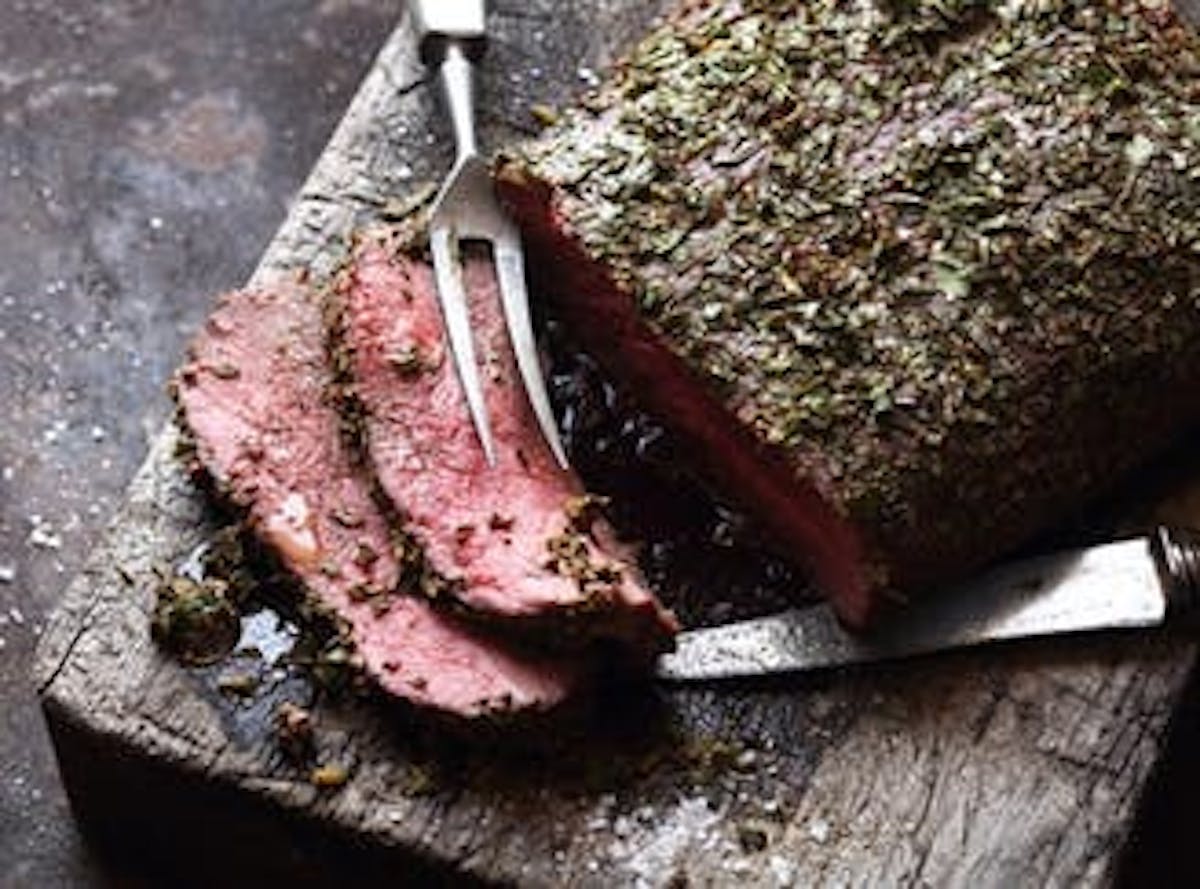 Angeschnittenes Rumpsteak auf einem Holzbrett