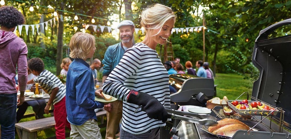 Grillparty mit leckerem Grillgut auf einem Weber Gasgrill