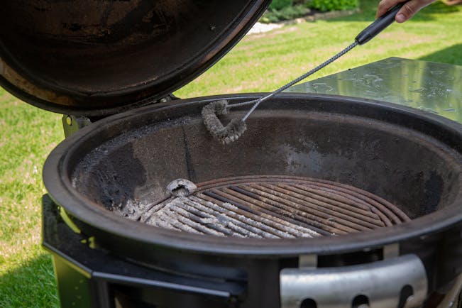 Meal-to-Meal Cleaning Tips for your Summit Charcoal Grill