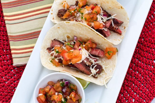 https://content-images.weber.com/content/blog/hero-images/55e5c1ca52799_2015-09-week-4-tailgating-lang-easy-weeknight-tacos-copy.jpg?auto=compress,format&w=742&h=434
