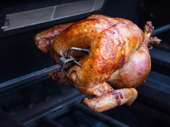 https://content-images.weber.com/content/blog/hero-images/562932f1a8414_2015-11-week-1-thanksgiving-vrobel-simple-rotisserie-turkey-and-dry-rub-PHOTO-rotisserie-turkey-on-gas-grill-copy.jpg?auto=compress,format&w=742&h=434
