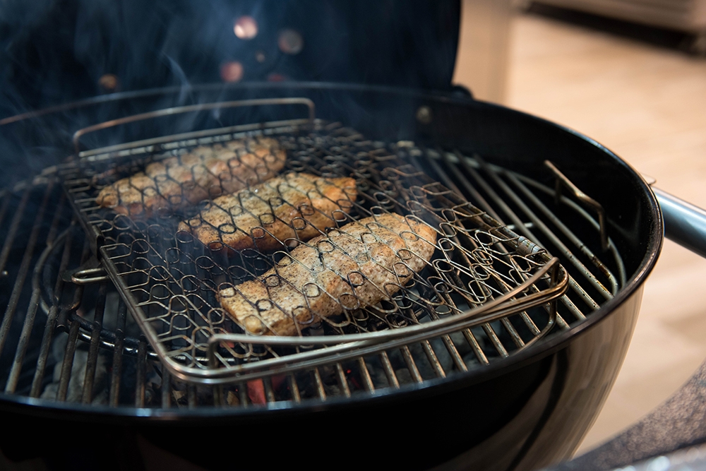 Grilling fish hotsell on charcoal grill