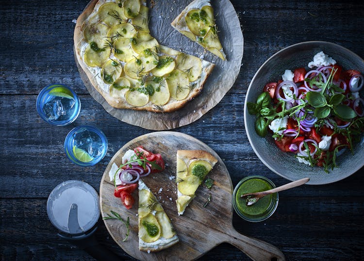 Aardappel en rozemarijnpizza met pesto en tomatensalade