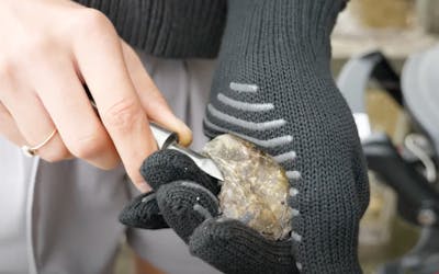 How to shuck an oyster