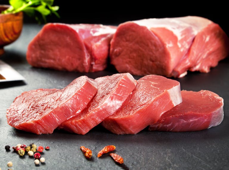 Frisch geschnittenes rohes Filetsteak mit Gewürzen