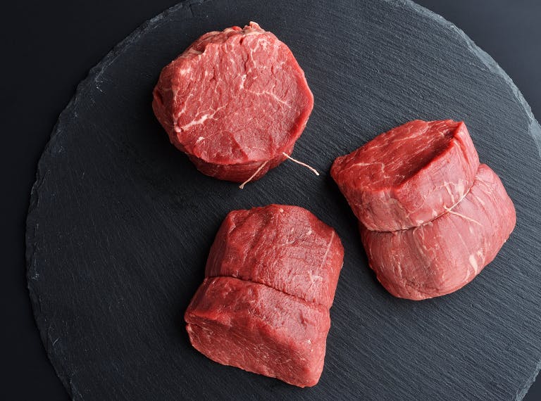 Mit Küchengarn gebundene Filet Medaillons behalte so ihre Form