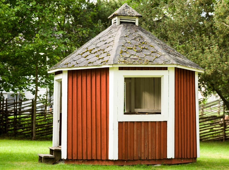 Grillkota: Skandinavische Grillhütte mit Feuerstelle