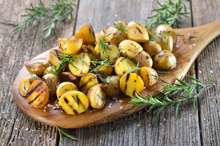 Patatas nuevas asadas | Verduras y acompañamientos | Weber Recetas