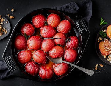 Plommer med grillet hvit sjokolade