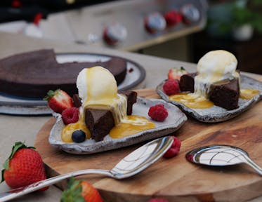 Kladdkaka med vaniljglass och salt kolasås, 8 bitar