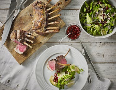 Lamskroon met avocadosalade en granaatappelvinaigrette