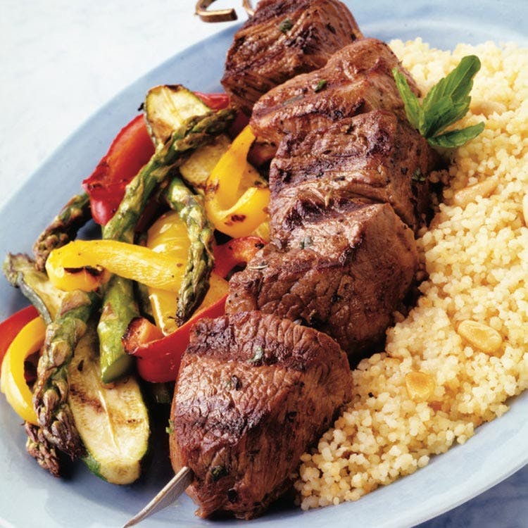 Kräuter-Lamm-Kebabs mit geröstetem Couscous und Gemüse | | Weber Rezepte