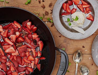 Fragole caramellate con mousse al cioccolato bianco