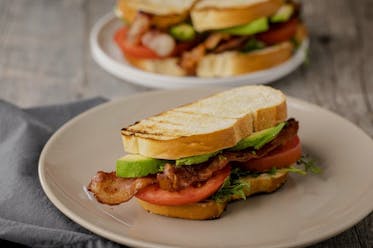 Bacon-, Tomaten- und Avocado-Sandwiches mit scharfer Mayo