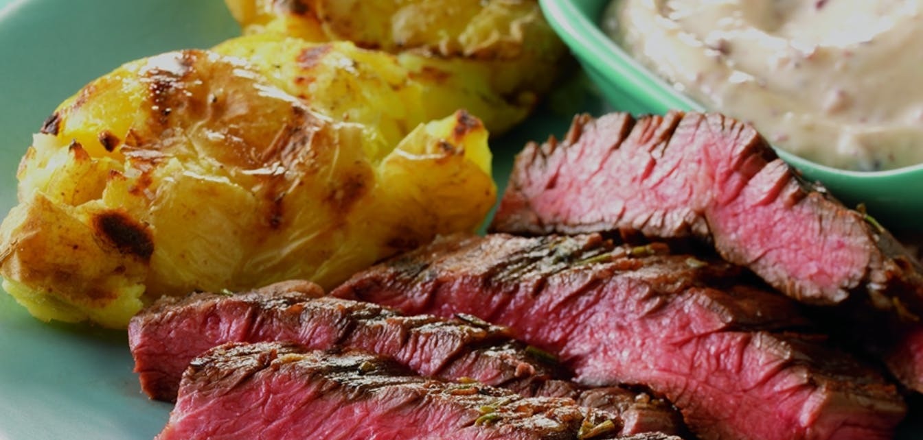 Skirt-Steak mit Balsamico-Marinade, gegrillten Stampfkartoffeln und Oliven-Aioli