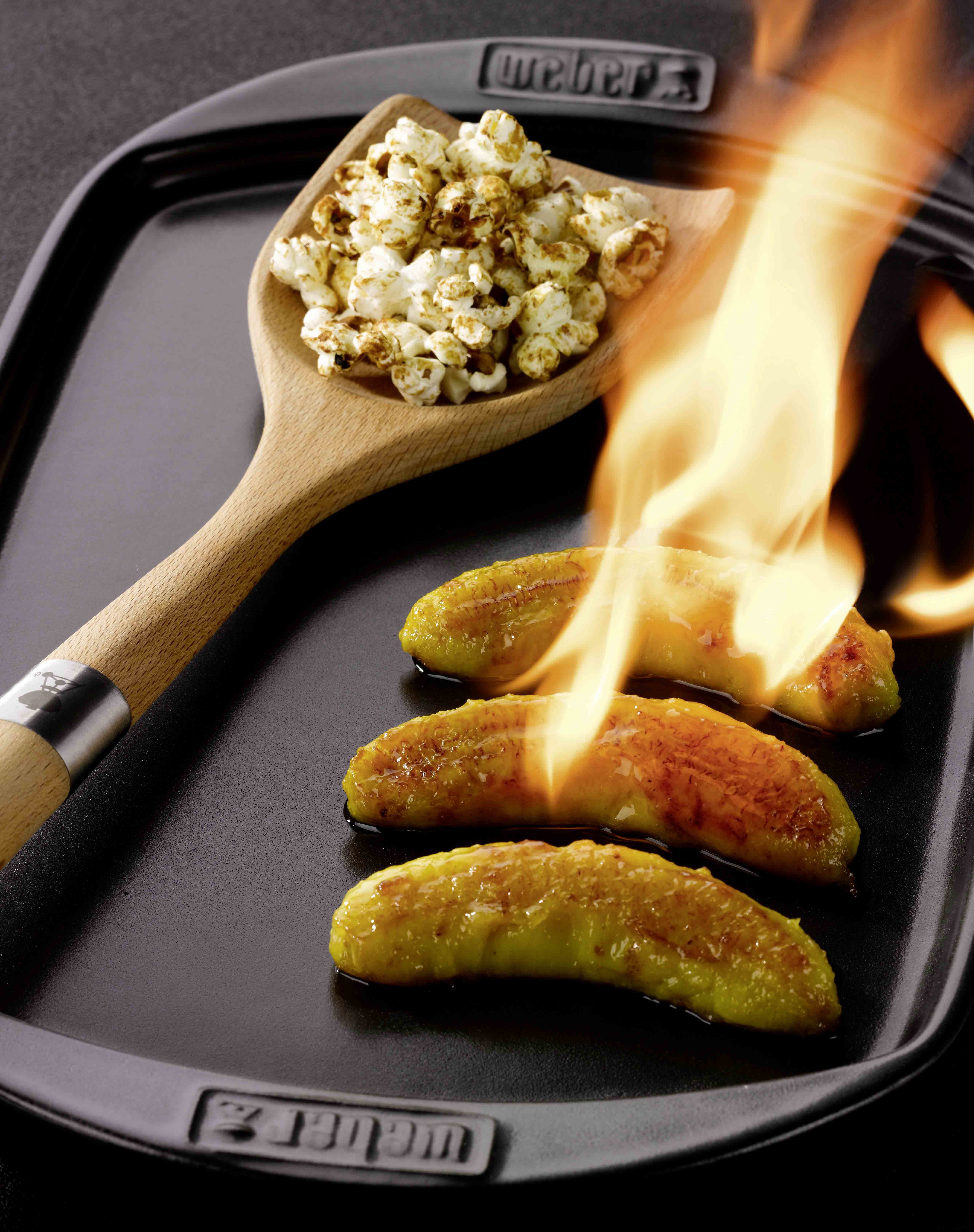 Bananes Flambees Bourbon Popcorn Au Caramel Barbecues Weber C Photo Rougereau Bd
