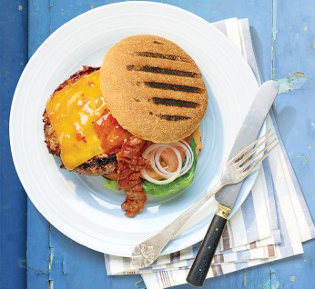 Burger se sýrem a slaninou