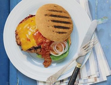 Burger se sýrem a slaninou