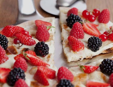 Pizza com frutos vermelhos e chocolate branco