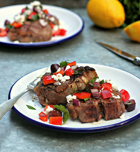 Côtelettes Dagneau Aux Épices Grecques Avec Sauce À La Feta